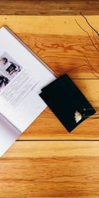 Livre posé sur le bureau